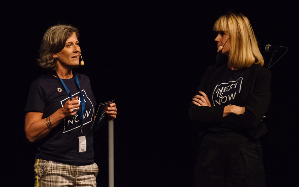 Agneta och Sara diskuterar på scenen.