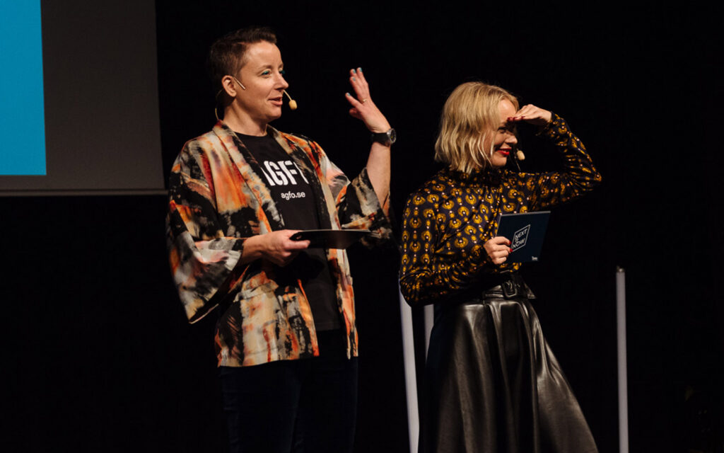 Lovisa och Karin som moderatorer på scenen.
