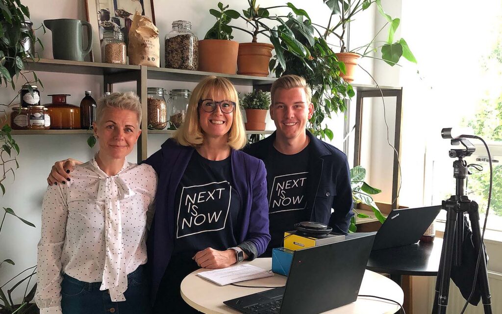 Ann, Sara och Oskar framför dator och kamera.