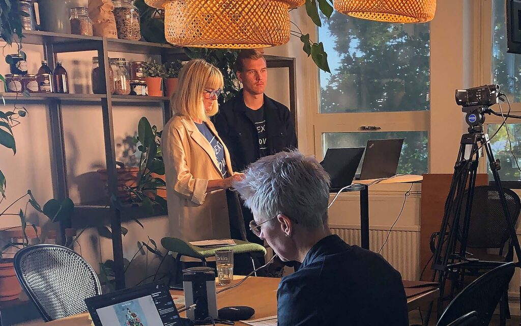 Sara Westerlin och Oskar gaute sänder webinar medan Ann Rebenstam sitter som moderator.