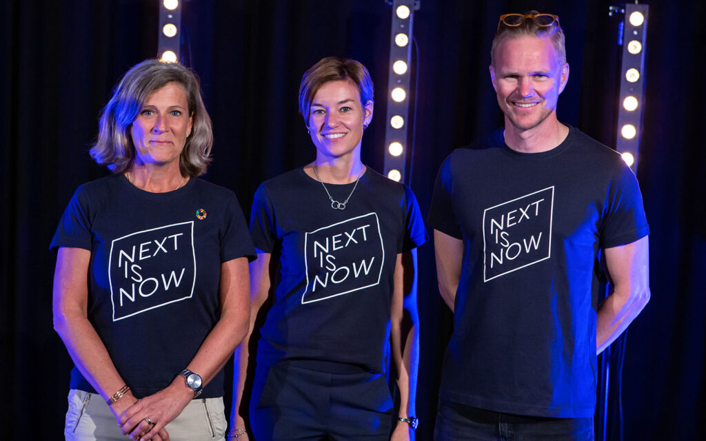 Agneta Påander, Ellinor Persson och Jens Dolk poserar tillsammans på scenen.