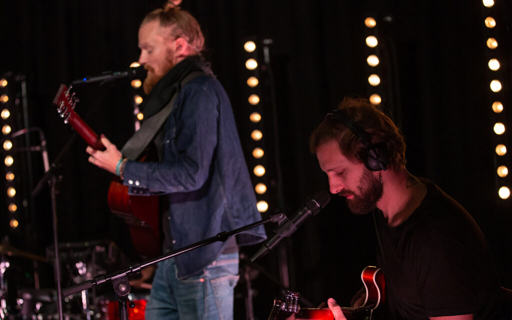 Hush Forever tillsammans med bandmedlem på scenen.