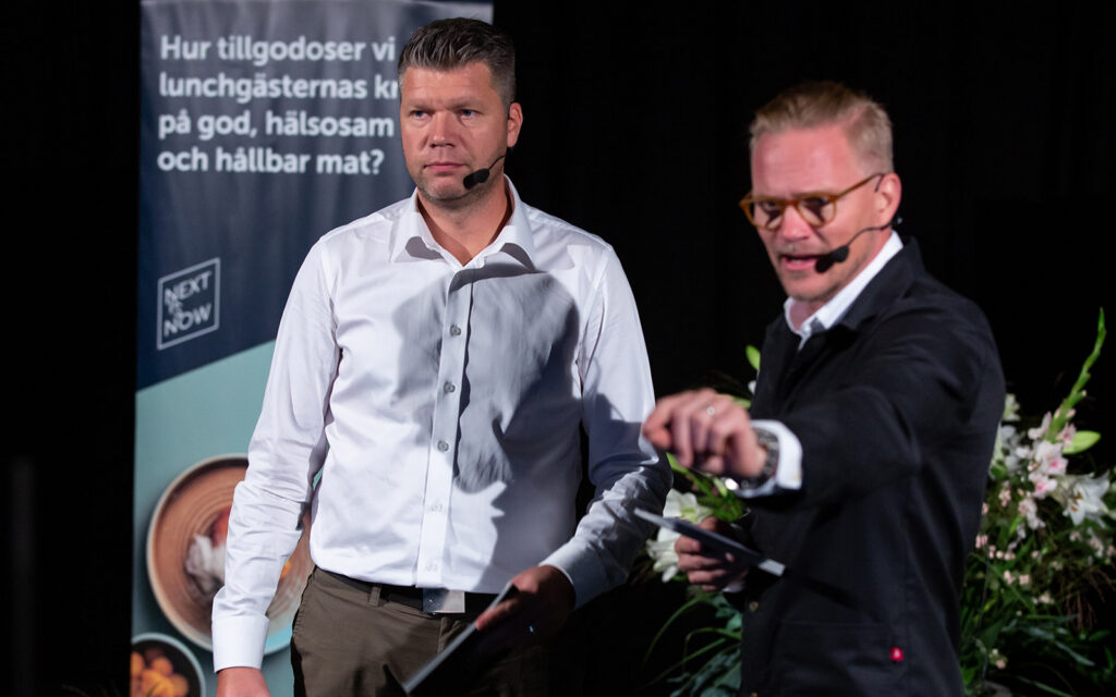 Marcus Andersson och Jens Dolk på scenen.