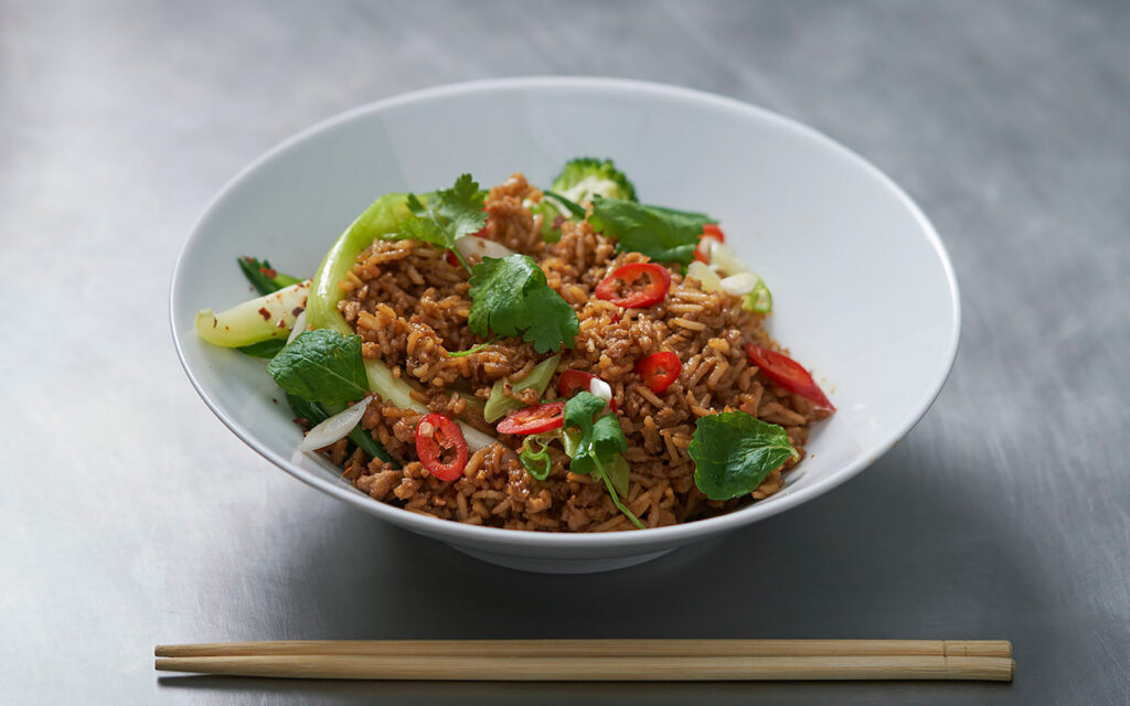 Skål med asiatisk rätt tillagad med Anamma Vegoskinkfärs.