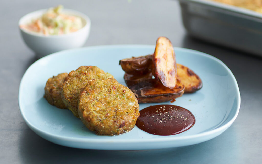 Lecora Grönsaksbiff Crispy Chili på en tallrik med sås och klyftade potatis.