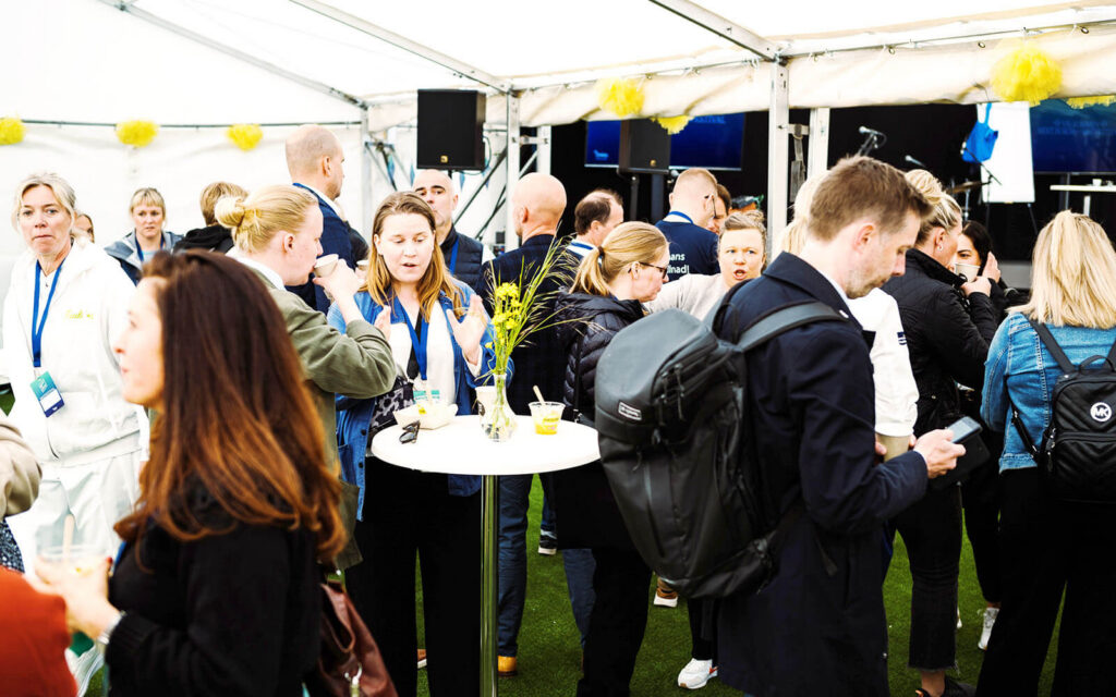 Besökare på Next is Now Matfestival som står och minglar.