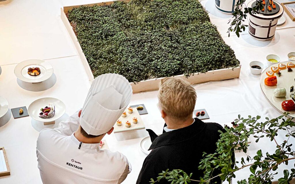 Kock och besökare sedda bakifrån.