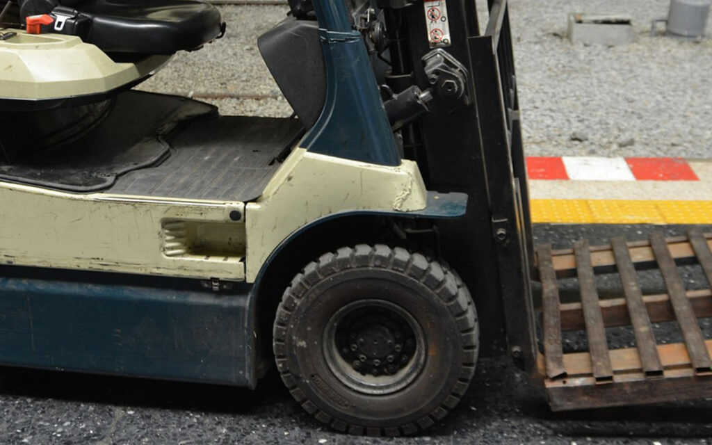 Närbild på truck och dess framhjul.