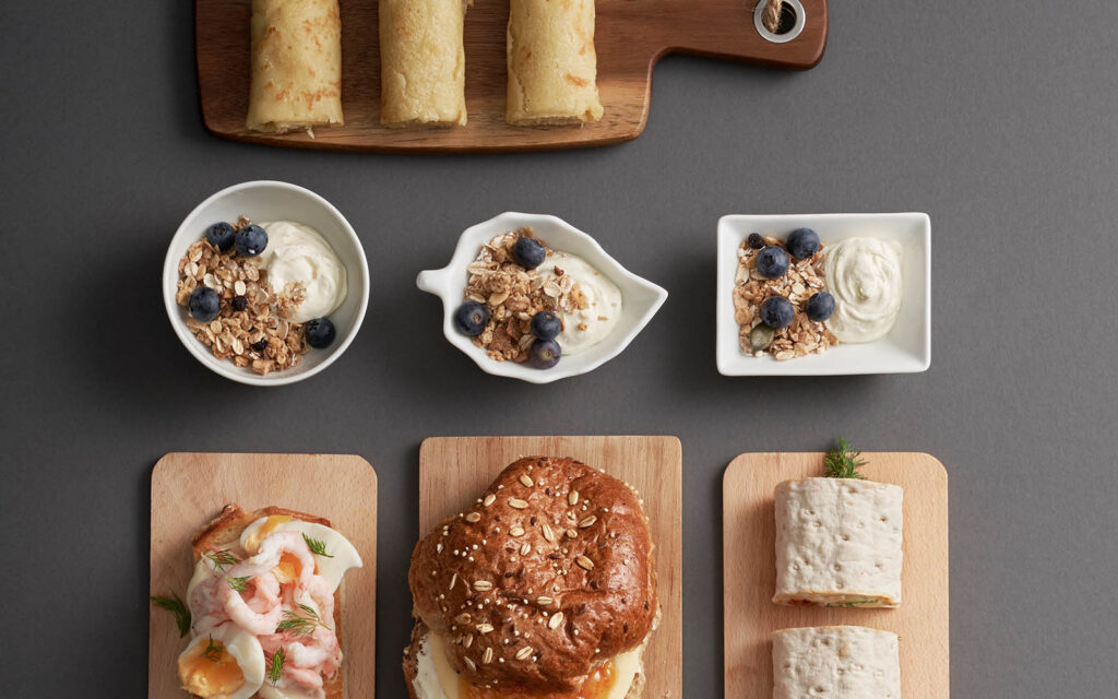 Paulúns Granola serverad i mindre skålar, toppade med blåbär.
