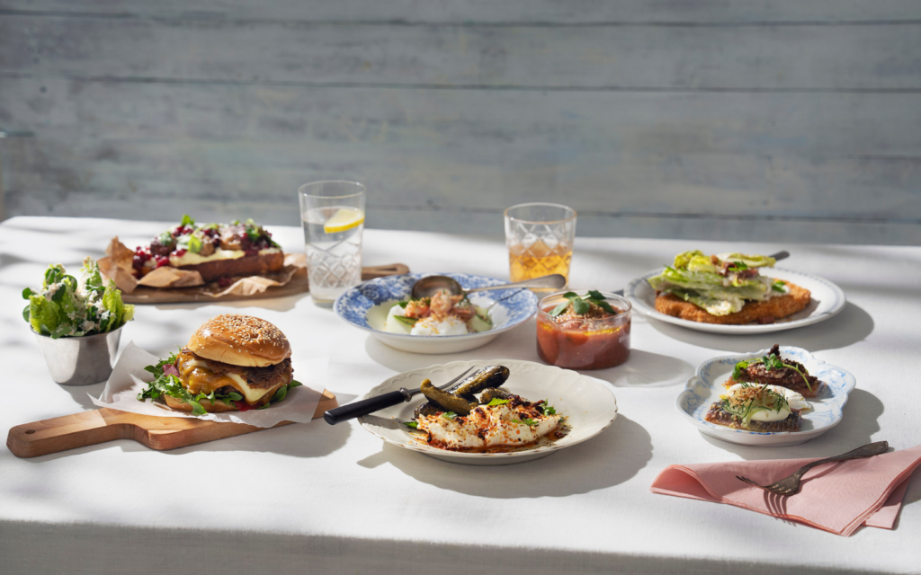 Varmt och kallt olika tallrikar med varm och kall mat på uppdukat bord