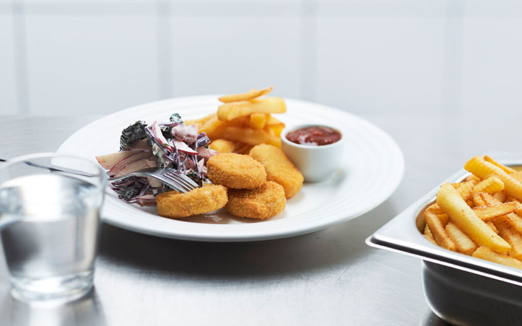 Vegetariska nuggets med coleslaw.