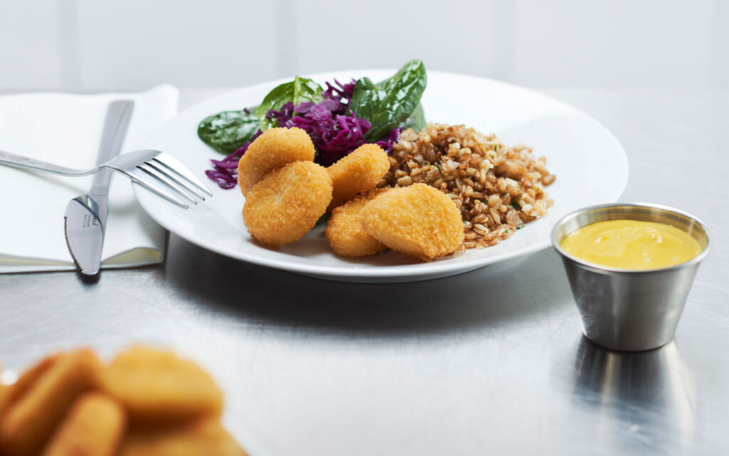 Vegetariska nuggets med syltad rödkål och spenat.