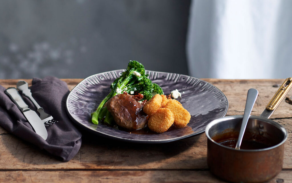 Lammfärsbiffar med vegetariska nuggets.