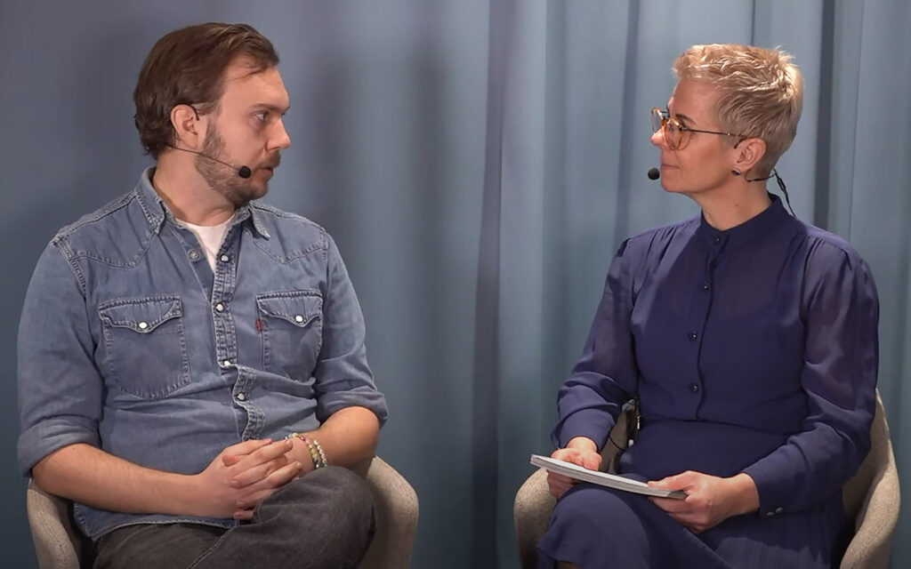 Gustav "Jävligt Gott" Johansson och Ann Rebenstam sitter och samtalar.