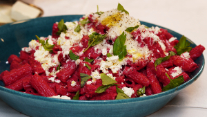 Rosa pasta av klyftade rödbetor