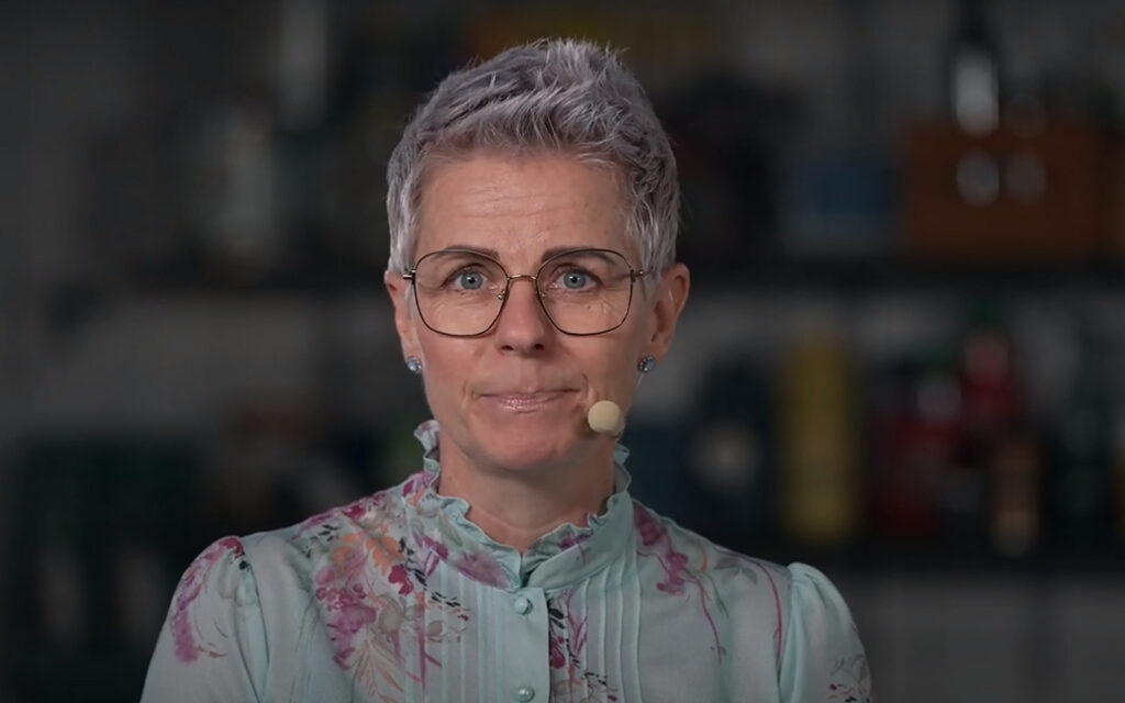 Ann Rebenstam med mikrofon i sändning.