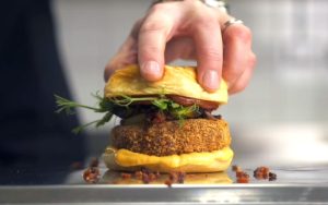 Frasigt friterad 50/50-burgare med chorizomajonnäs