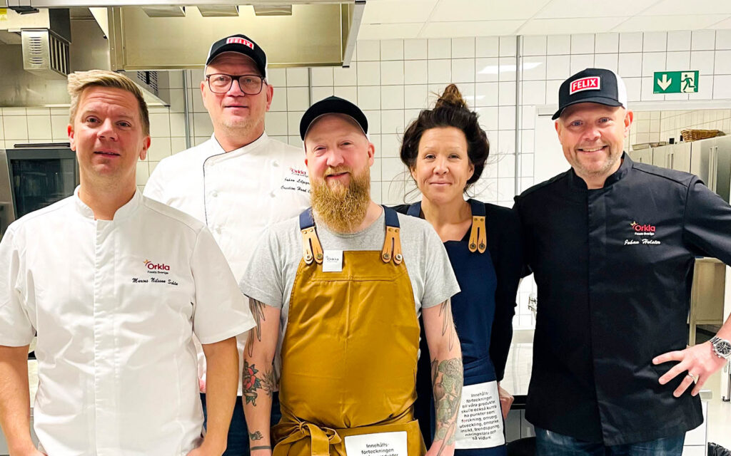 Kockarna Marcus, Johan, Mattias, Malin och Johan står i ett kök.