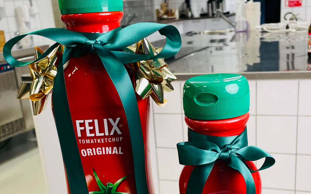 Närbild på Felix Tomatketchup i två olika storlekar. De har gröna rosetter på sig då de ska delas ut som priser i en tävling.