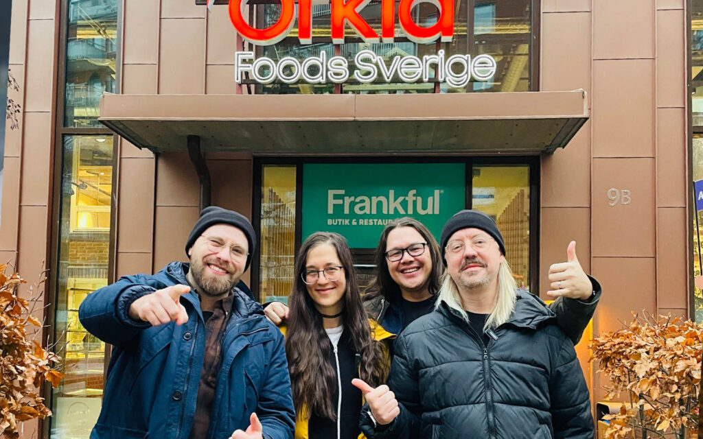 Burgerdudes står utanför Orkla Foods Sveriges huvudkontor i Malmö och gör tummen upp.