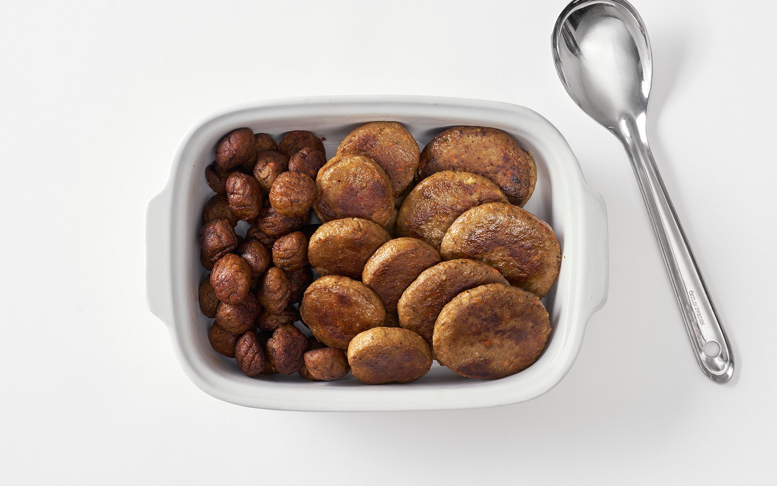 Vit ugnsfast form med FELIX Nöt & Grönt-produkter. Köttbullar, Pannbiff och Burgare.