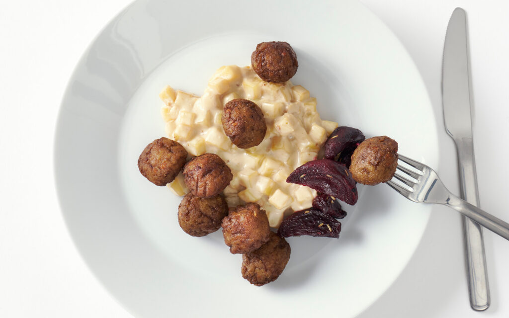 FELIX Nöt & Grönt - köttbullar serverade med rödbetor och stuvade makaroner.