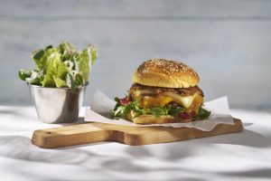 Green supreme burger med krispig side ceasarsallad