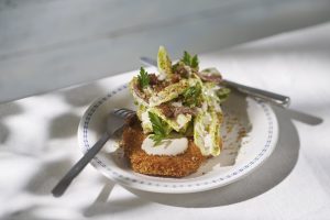 Krispig pankoschnitzel med caesarsallad
