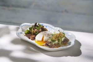 Somrig matjessill med pocherat ägg