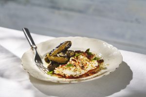 Sotade pickles med smetana, picklad chili, olivolja och honung